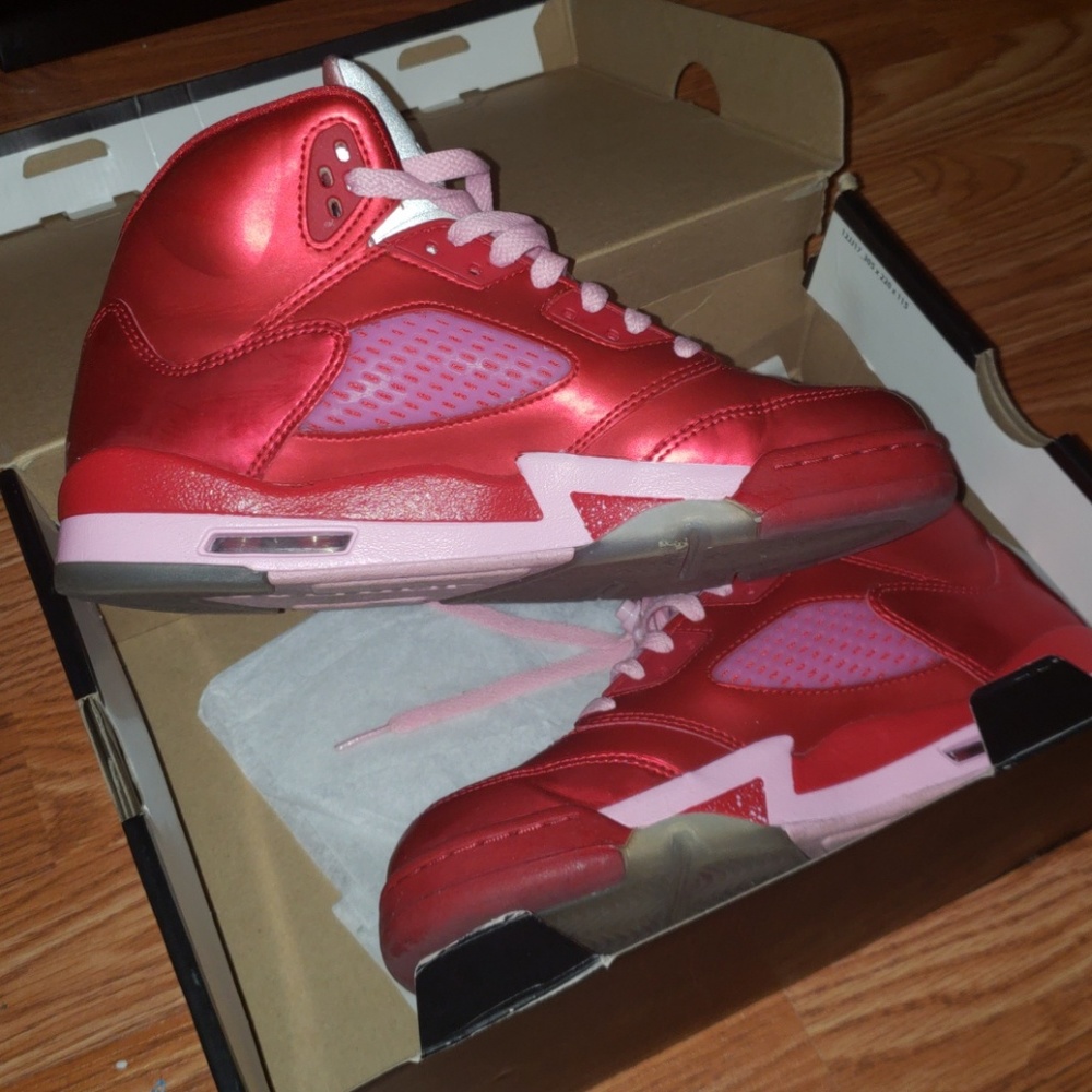 Jordan's Photos explain it all. Like New with box.